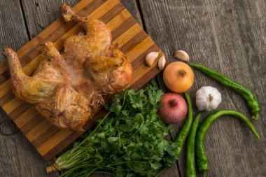 Kızarmış tavuk ve sebze eski bir ahşap panosuna