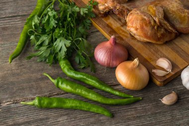 Kızarmış tavuk ve sebze eski bir ahşap panosuna