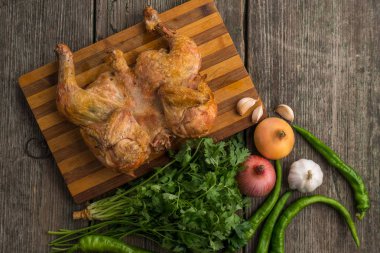 Kızarmış tavuk ve sebze eski bir ahşap panosuna