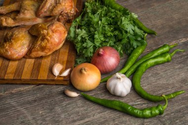 Kızarmış tavuk ve sebze eski bir ahşap panosuna