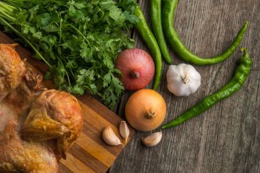 Kızarmış tavuk ve sebze eski bir ahşap panosuna