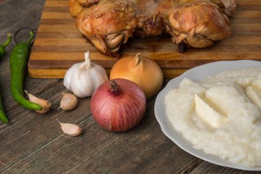 Kızarmış tavuk, ghomi ve eski bir ahşap panosuna Geor sebze