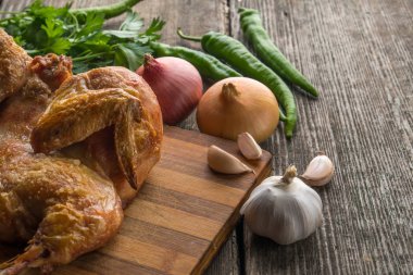 Kızarmış tavuk ve sebze eski bir ahşap panosuna