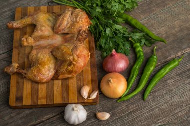 Kızarmış tavuk ve sebze eski bir ahşap panosuna