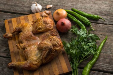 Kızarmış tavuk ve sebze eski bir ahşap panosuna