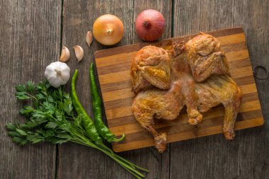 Kızarmış tavuk ve sebze eski bir ahşap panosuna