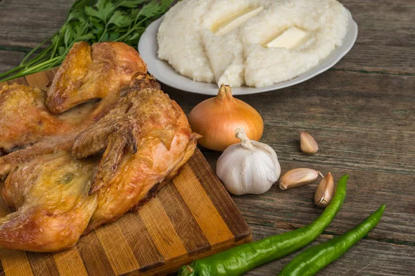 Kızarmış tavuk, ghomi ve eski bir ahşap panosuna Geor sebze