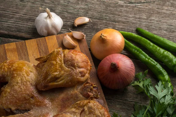 Kızarmış tavuk ve sebze eski bir ahşap panosuna