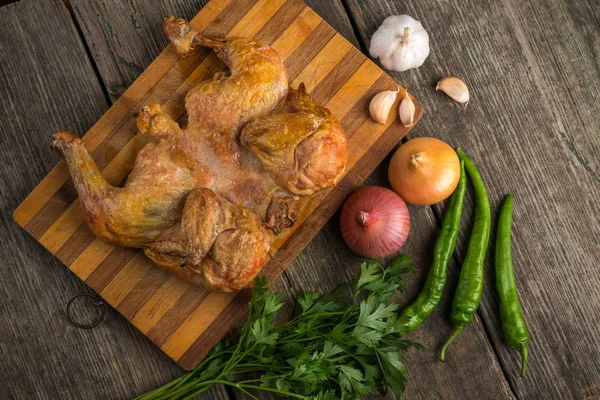 Kızarmış tavuk ve sebze eski bir ahşap panosuna