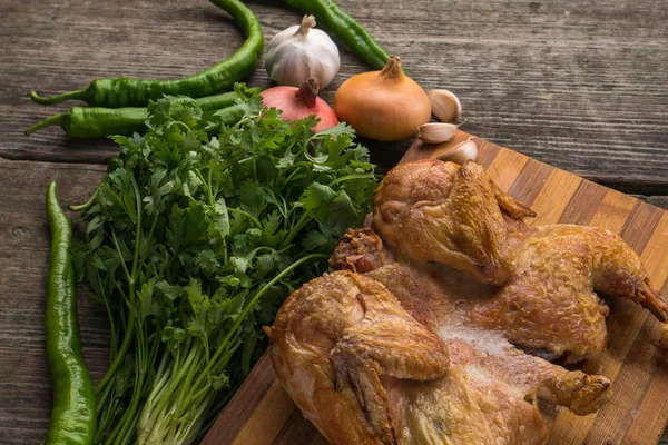 Kızarmış tavuk ve sebze eski bir ahşap panosuna