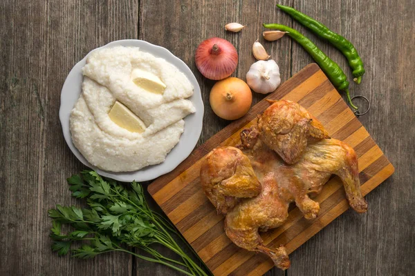 Kızarmış tavuk, ghomi ve eski bir ahşap panosuna Geor sebze