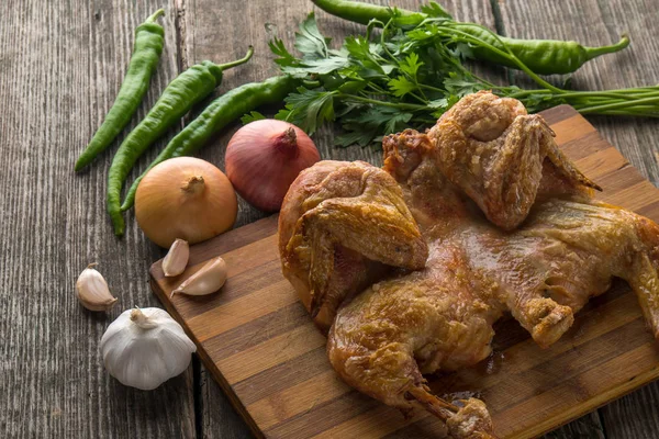 Kızarmış tavuk ve sebze eski bir ahşap panosuna