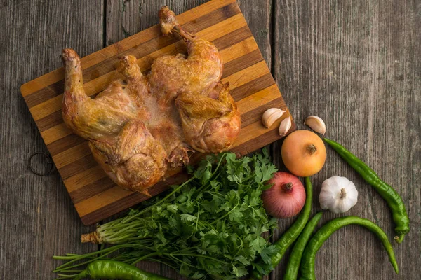 Kızarmış tavuk ve sebze eski bir ahşap panosuna