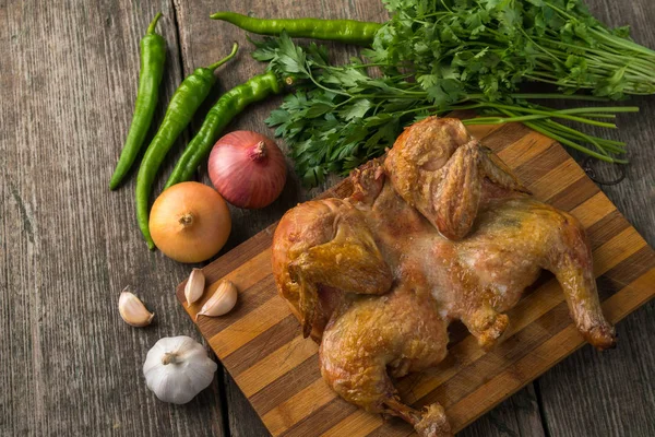 Kızarmış tavuk ve sebze eski bir ahşap panosuna