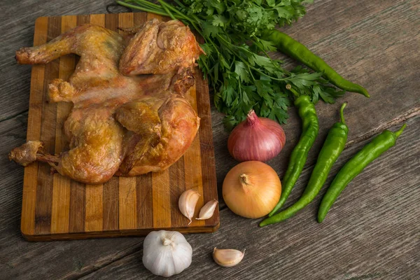 Kızarmış tavuk ve sebze eski bir ahşap panosuna