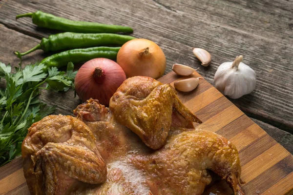 Kızarmış tavuk ve sebze eski bir ahşap panosuna