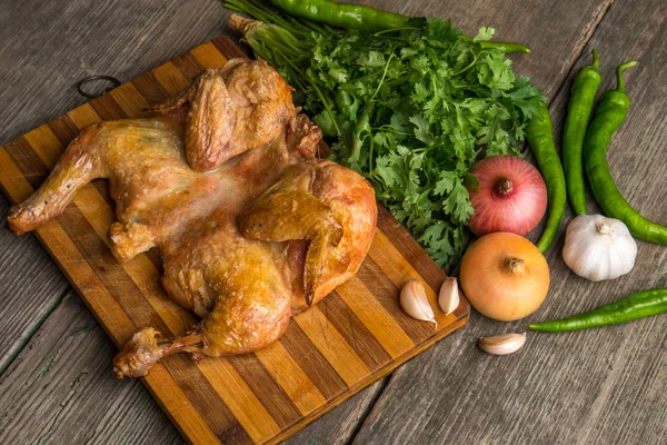 Kızarmış tavuk ve sebze eski bir ahşap panosuna