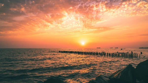 Wunderschöner Sonnenuntergang am Schwarzen Meer. Gold Meer Sonnenuntergang.poti, Georgien — Stockfoto