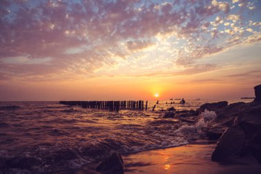 Güzel gün batımı Karadeniz üzerinde. Altın deniz günbatımı. Poti, Gürcistan