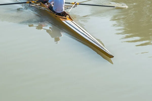 Nehirde Rioni, Poti, Ge kürek genç sporcular bir tekne içinde — Stok fotoğraf