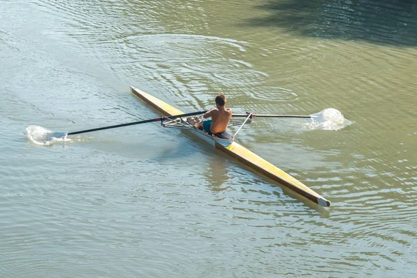 Юные спортсмены в лодке, гребля на реке Риони, Поти, Джи — стоковое фото
