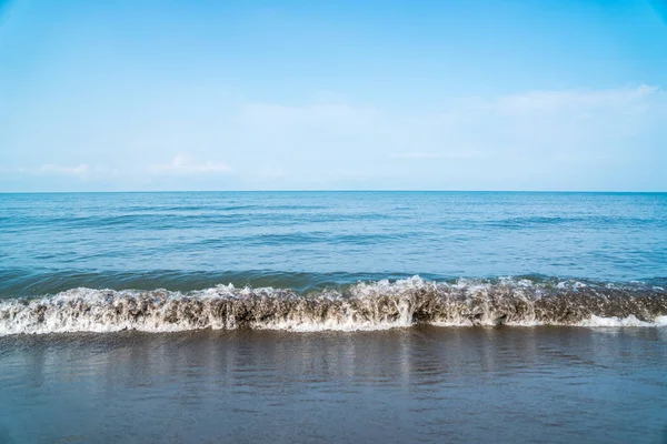 Pequeñas olas en la costa del mar, hermoso paisaje marino azul —  Fotos de Stock