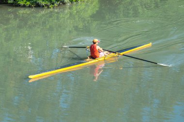 Nehirde Rioni, Poti, Ge kürek genç sporcular bir tekne içinde