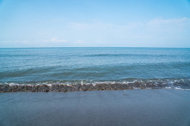 Deniz kıyısında küçük dalgalar, güzel mavi deniz manzarası