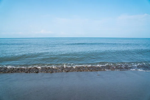 海沿岸の小さな波、美しい青い海の風景 — ストック写真