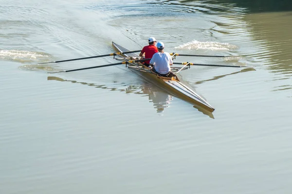 Teenage sportsmen in a boat, rowing on the river Rioni, Poti, Ge — Stock Photo, Image