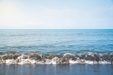 Deniz kıyısında küçük dalgalar, güzel mavi deniz manzarası