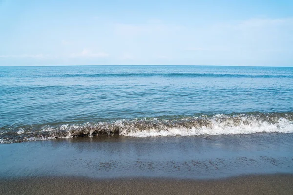 Маленькі хвилі на узбережжі моря, красивий синій морський пейзаж — стокове фото