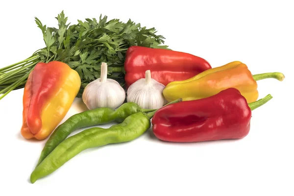 Verduras frescas (pimienta, ajo, perejil) sobre un fondo blanco — Foto de Stock