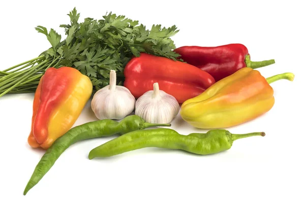 Frisches Gemüse (Paprika, Knoblauch, Petersilie) auf weißem Hintergrund — Stockfoto