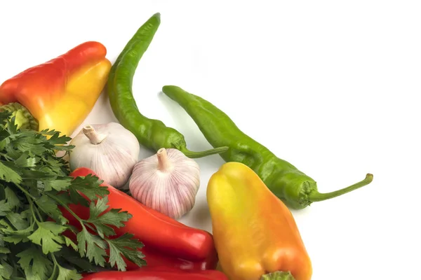 Légumes frais (poivre, ail, persil) sur fond blanc — Photo