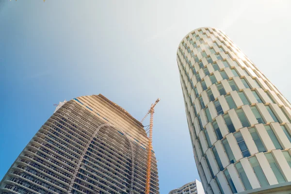 Edifício moderno de vários andares. Construção de edifícios de vários andares — Fotografia de Stock