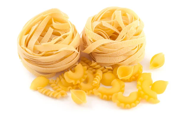 Nido de fettuccine de pasta italiana aislado sobre fondo blanco —  Fotos de Stock