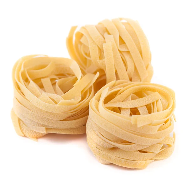 Nido de fettuccine de pasta italiana aislado sobre fondo blanco —  Fotos de Stock