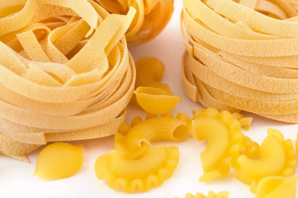 Nido di fettuccine di pasta isolata su fondo bianco — Foto Stock