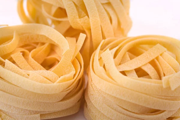 Nido de fettuccine de pasta italiana aislado sobre fondo blanco — Foto de Stock