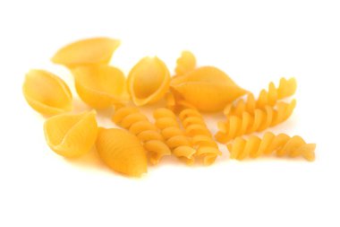 Beyaz arka plan üzerinde gıda izole makarna makarna