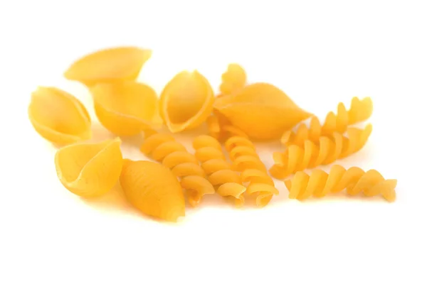 Macaroni pasta geïsoleerd op een witte achtergrond, voedsel — Stockfoto