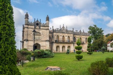 Dadiani Zugdidi, Gürcistan'daki bir parkın içinde yer alan Sarayı