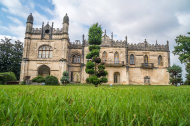 Dadiani Zugdidi, Gürcistan'daki bir parkın içinde yer alan Sarayı