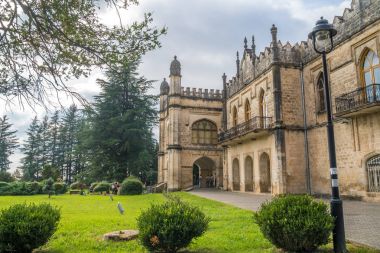 Dadiani Zugdidi, Gürcistan'daki bir parkın içinde yer alan Sarayı