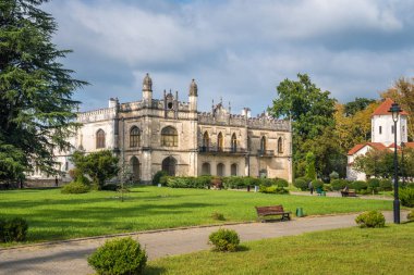 Dadiani Zugdidi, Gürcistan'daki bir parkın içinde yer alan Sarayı