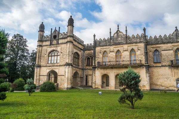 Dadiani Palace bevindt zich in een park in Zoegdidi (Georgia) — Stockfoto