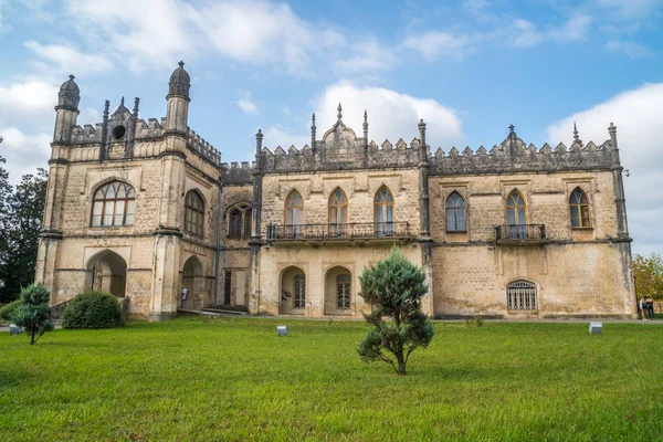 Dadiani Zugdidi, Gürcistan'daki bir parkın içinde yer alan Sarayı