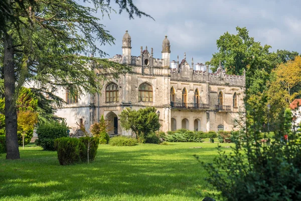 Dadiani Zugdidi, Gürcistan'daki bir parkın içinde yer alan Sarayı