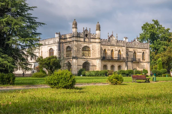 Palácio Dadiani localizado dentro de um parque em Zugdidi, Geórgia — Fotografia de Stock